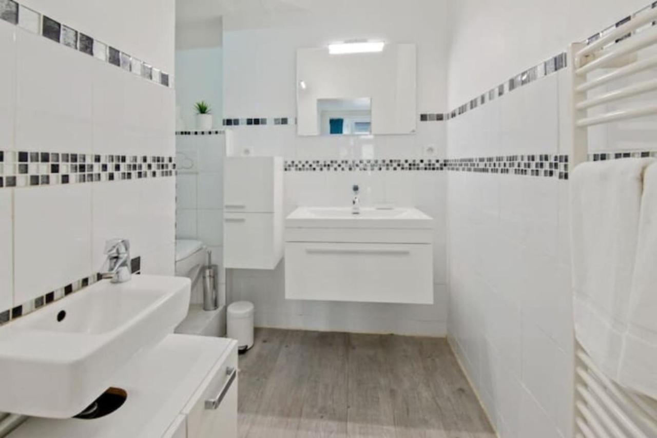 Cozy 2 Bedroom Apartment In Párizs Kültér fotó